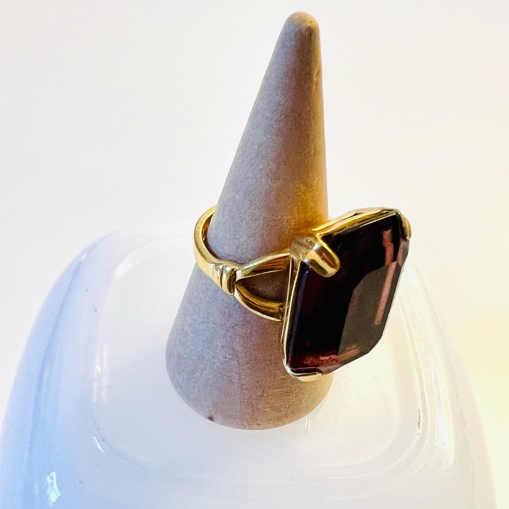 Cute vintage Avon ring with a deep purple stone
